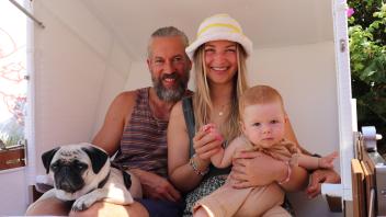 Charlotte Weise und Felix Adergold mit ihrem Sohn Mads und Mops Mini.