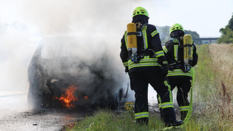 Der Renault brannte auf der A23 bei Wacken aus.