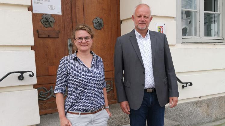 Die 35-jährige Sarah Borutta ist die neue Klimaschutzmanagerin der Stadt Eutin. Der erste stellvertretende Bürgermeister, Sascha Clasen, begrüßte die neue Mitarbeiterin.