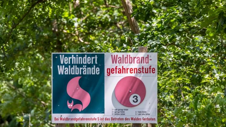 Warnschild am Waldesrand bei Doberschütz. Achtung Waldbrandgefahr. // 19.06.2022: Deutschland, Sachsen, Doberschütz. ***