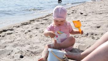 Fenna ist zu Besuch in Kappeln. Am Dienstag genießt sie einen Tag am Weidefelder Strand.