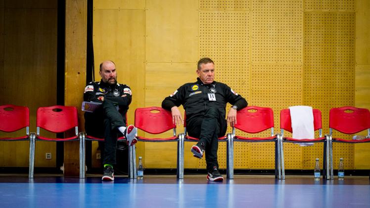ARCHIV - Bundestrainer Alfred Gislason und Co-Trainer Erik Wudtke (l) sitzen auf einer Auswechselbank. Foto: Sascha Klahn/dpa