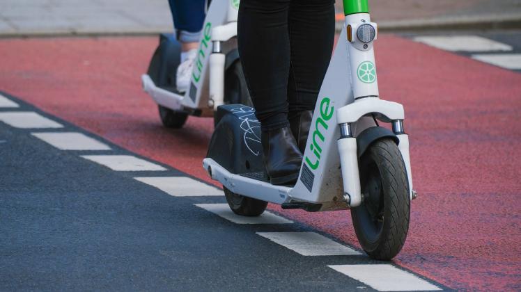Düsseldorf 14.04.2022 E-Scooter Elektroroller E-Roller Escooter Elektroscooter on lime uber Königsallee Radweg Düsseldo