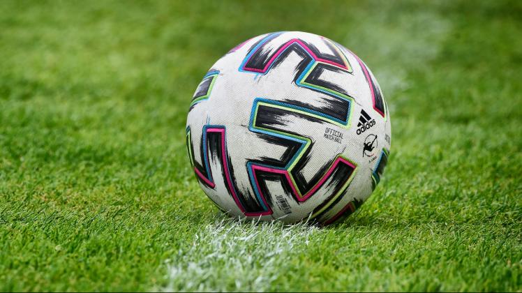 GEOS Fußball Fussball auf Linie nur der Ball Spielgerät Rasen Naturrasen Featurefoto Genrefoto
Adidas Official Matchball
(bei einem U17-Spiel)
Foto: Georg Scharnweber