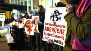 Immer wieder haben Feministinnen und andere Akteure für Schwangerschaftsabbrüche demonstriert, wie hier vor dem Flensburger Rathaus.