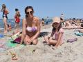 Lisa Groth und ihre Tochter Nelly sind mit dem 9-Euro-Ticket von Berlin an den Warnemünder Strand gefahren, um ein paar Stunden Strandurlaub zu genießen. 