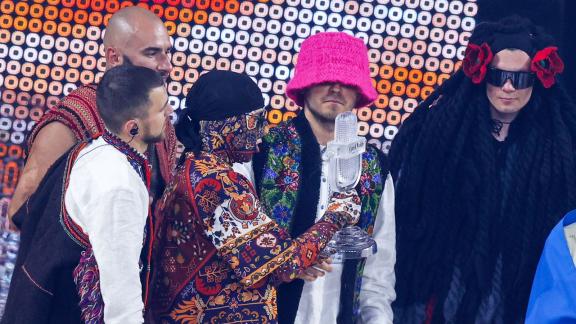 Das Kalush Orchestra aus der Ukraine jubelt über den Gewinn des Eurovision Song Contest (ESC). Der internationale Musikwettbewerb findet zum 66. Mal statt. Im Finale stehen 25 Lieder von ursprünglich 40 Musikbeiträgen. Deutschland hat den letzten Platz belegt. Das Kalush Orchestra aus der Ukraine jubelt über den Gewinn des Eurovision Song Contest (ESC). Der internationale Musikwettbewerb findet zum 66. Mal statt. Im Finale stehen 25 Lieder von ursprünglich 40 Musikbeiträgen. Deutschland hat den letzten Platz belegt.