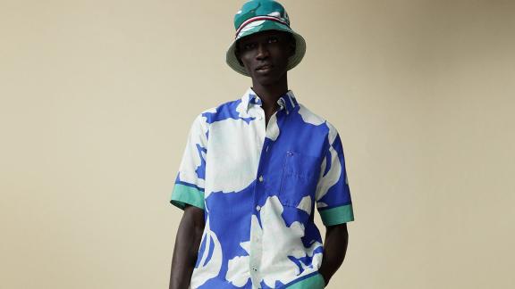 HANDOUT - Im 19. Jahrhundert war er vor allem ein praktischer Sonnenschutz für Fischer und Jäger. Mittlerweile hat der Fischerhut Modekarriere gemacht - hier ein Modell von Tommy Hilfiger (ca. 50 Euro). Foto: Tommy Hilfiger/dpa-tmn - ACHTUNG: Nur zur redaktionellen Verwendung im Zusammenhang mit dem genannten Text und nur bei vollständiger Nennung des vorstehenden Credits HANDOUT - Im 19. Jahrhundert war er vor allem ein praktischer Sonnenschutz für Fischer und Jäger. Mittlerweile hat der Fischerhut Modekarriere gemacht - hier ein Modell von Tommy Hilfiger (ca. 50 Euro). Foto: Tommy Hilfiger/dpa-tmn - ACHTUNG: Nur zur redaktionellen Verwendung im Zusammenhang mit dem genannten Text und nur bei vollständiger Nennung des vorstehenden Credits
