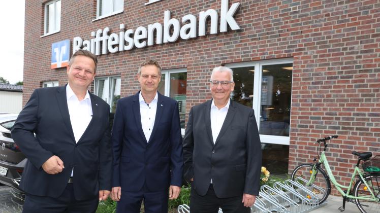 Die Vorstände der Raiffeisenbank Elbmarsch eG  Sönke Hahn (links) und Torsten Wölm (rechts) sowie Torsten Wilkens, Geschäftsstellenleiter Heist, blicken auf ein erfolgreiches Geschäftsjahr zurück.