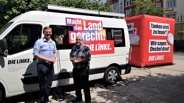 Sebastian Walter (l.)  und Thomas Domres am Linke-Informationsstand in Wittenberge.
