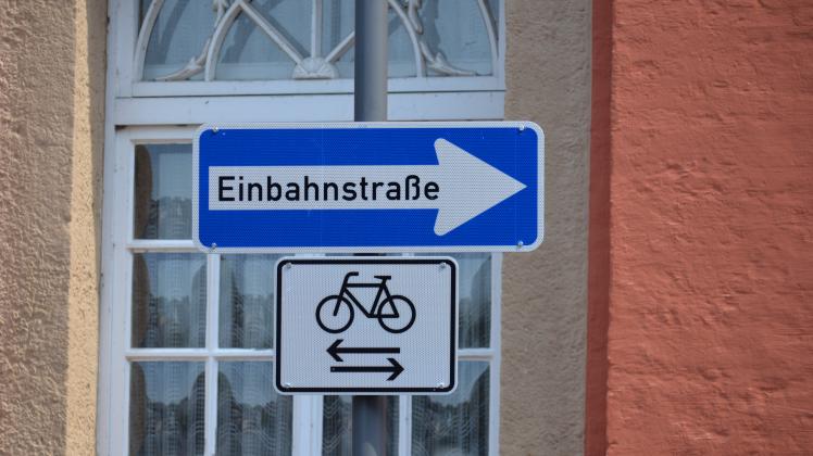 Die Meppener Burgstraße ist seit Dienstag eine Einbahnstraße - jedenfalls für den motorisierten Verkehr. Fahrräder dürfen im Zuge der „Mobilitätsoffensive 2022“ weiterhin in beide Richtungen fahren.
