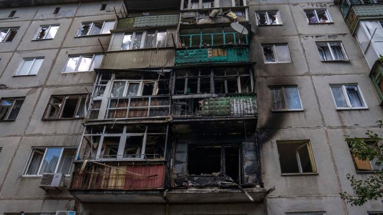 Blick auf ein Wohnhaus in der ukrainischen Stadt Kramatorsk, welches bei einem Raketenangriff auf ein Wohngebiet beschädigt wurde. Foto: Nariman El-Mofty/AP/dpa
