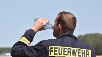 Nicht nur reichlich Wasser zum Brand löschen, sondern auch für den Durst der Einsatzkräfte muss in diesen Tagen an Bord der Feuerwehrfahrzeuge sein. 