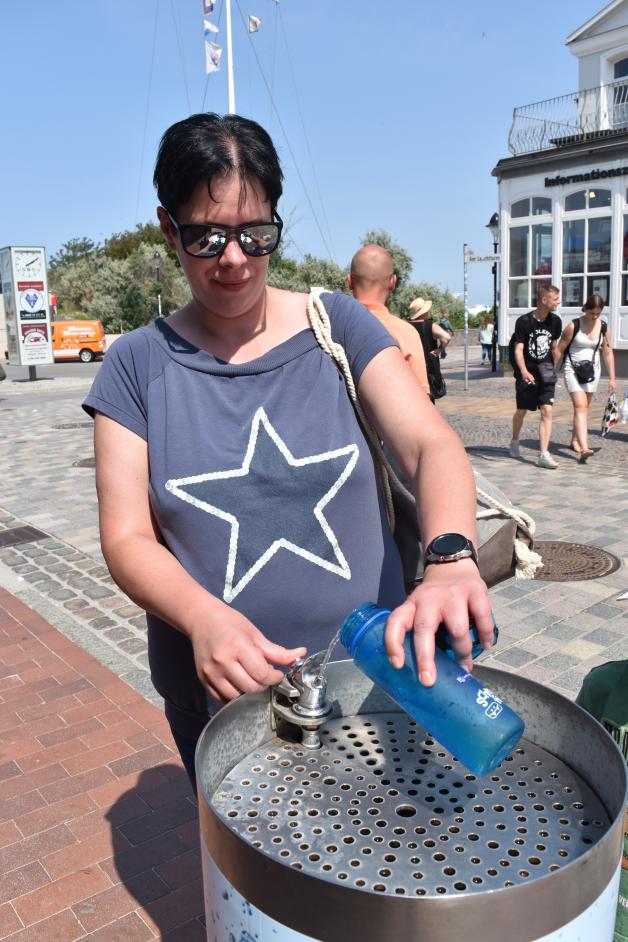 Rostocker und Urlauber suchen Abkühlung am Warnemünder Strand NNN