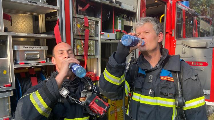 Trinken ist wichtig: Einsatzkräfte der Feuerwehr Großhansdorf am Rande eines Einsatzes.