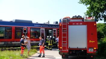 In Maasbüll bei Flensburg befanden sich rund 100 Fahrgäste bei 30 Grad über zwei Stunden lang in dem in der Sonne stehenden Regionalexpress aus Kiel. Dann wurde sie evakuiert.