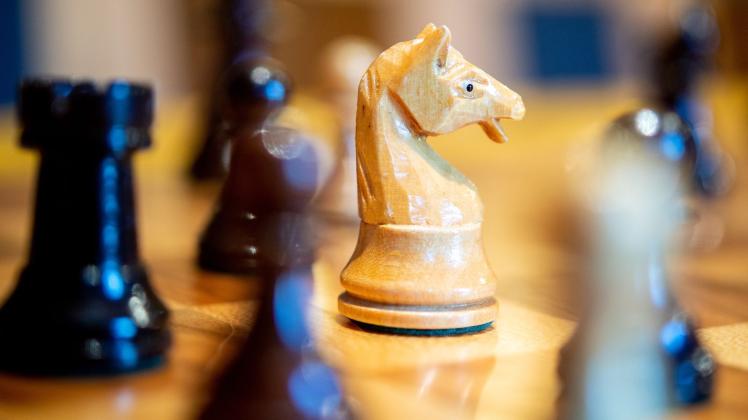ARCHIV - Wenn wir an Schachfiguren denken, haben wir ein bestimmtes Bild im Kopf, das seinen Ursprung in der Mitte des 19. Jahrhunderts hat. Bis dahin gab es viele verschiedene Schachfiguren. Foto: Hauke-Christian Dittrich/dpa
