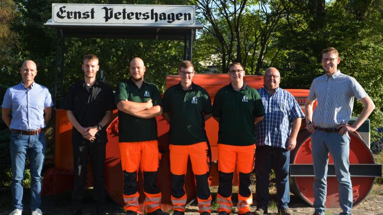 Beglückwünschung der fertigen Auszubildenden der Ernst Petershagen GmbH & Co. KG, Juli 2022