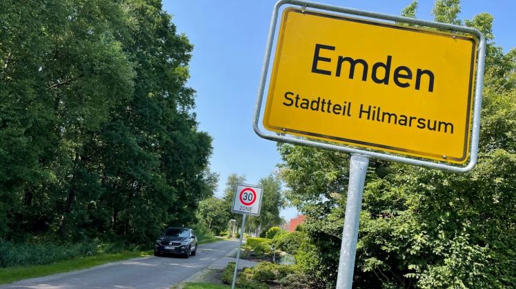 Am Birkhahnweg im Moormerländer Ortsteil Veenhusen wurde angezeigt, dass man angeblich in den Emder Ortsteil Hilmarsum fährt.