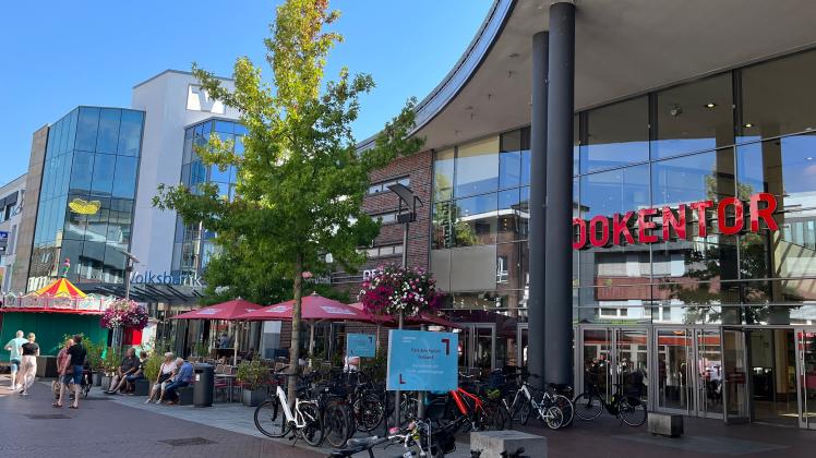 Das Einkaufszentrum Lookentor in Lingen. Im Vordergrund der Eingang von der Lookenstraße, links die Emsländische Volksbank.