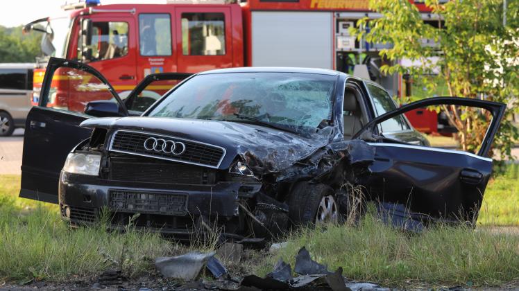 Der Audi wurde bei dem Frontalzusammenstoß stark beschädigt. Alle drei Unfallbeteiligten wurden verletzt.
