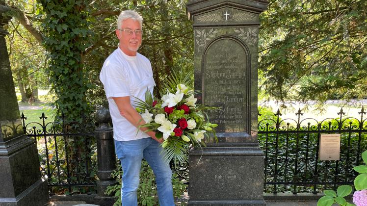 Jörg Westphal, Chef des Informationszentrums der Seenotretter, hat zum Todestag ein Gebinde an dessen Grab im Stephan-Jantzen-Park abgelegt.