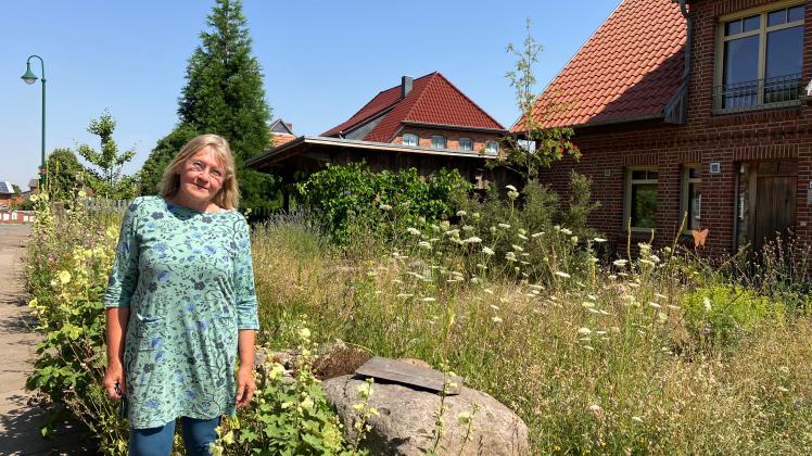 Anna Habicht in ihrem Vorgarten in Lassahn am Schaalsee