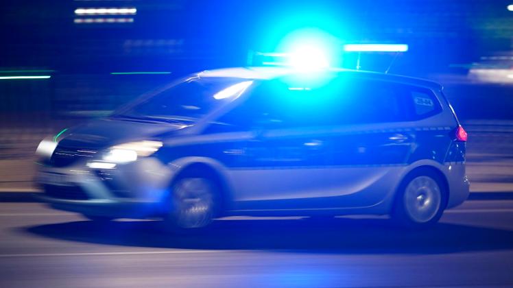 Ein Polizeiauto bei einer Einsatzfahrt mit Blaulicht. (Symbolbild, Themenbild) Berlin, 09.05.2022 *** A police car on a