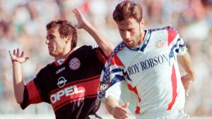 Mittelstürmer Sergej Barabez (rechts, hier 1997 im Zweikampf mit Bayern Münchens Mehmet Scholl) wechselte im Sommer 1996 von Union Berlin zum FC Hansa. In Rostock kam er in zwei Saisons auf 59 Bundesliga-Einsätze (13 Tore, 10 Vorlagen), ehe er 1998 für 1,1 Millionen Euro zu Borussia Dortmund ging. Zwei Jahre später verließ er den BVB wieder für 1,8 Millionen und schloss sich dem Hamburger SV an. Sechs Jahre blieb er an der Elbe und wurde in seiner ersten Saison mit 22 Treffern direkt Torschützenkönig. Zudem gewann er 2004 den Ligapokal. Nach 174 Bundesliga-Spielen sowie 66 Toren und 42 Vorlagen für den HSV wechselte er 2006 im Herbst seiner Karriere zu Bayer Leverkusen, wo er 2008 schließlich seine Karriere beendete.