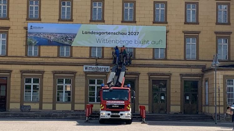 Am Wittenberger Bahnhof weist seit Mittwoch ein großes Transparent auf die Landesgartenschau 2027 hin