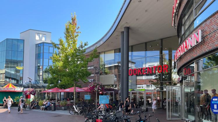 Das Einkaufszentrum Lookentor in Lingen. Im Vordergrund der Eingang von der Lookenstraße, links die Emsländische Volksbank.