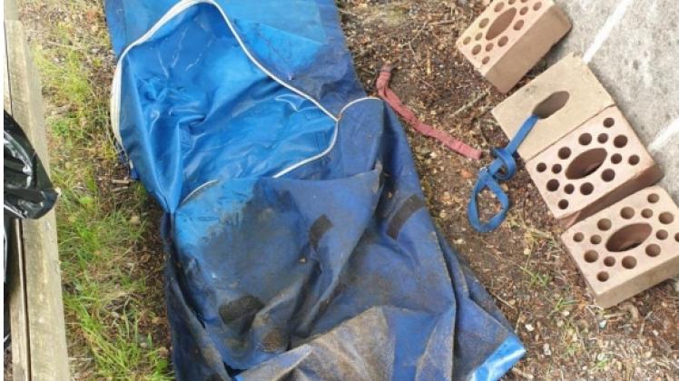 In diesem blauen Sack aus einer Art Zeltplane, mit Reißverschluss, wurde die Hündin gefunden.  Lohmühle Lohmühlenteich Hohenlockstedt tote Hündin ertränkt Ermittlungen Polizei Feuerwehr Schwimmerin Zeugin 20. Mai 