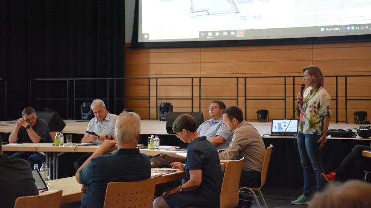 Planerin Steffi Schulz erklärte den Mitgliedern der städtischen Gremien, welche eingegangenen Bedenken in die weitere Planung des Bebauungsplans TE 11 „Süderweiterung Fa. Lewens“ eingegangen sind.
