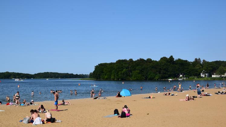 Hitzerekord in Schwerin: Etwas Abkühlung gibt es am Wasser wie hier am Zippendorfer Strand. 