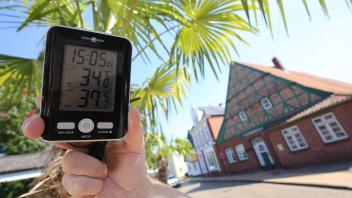 Im Schatten von zwei Palmen am Barmstedter Humburg-Haus zeigt das Thermometer mehr als 37 Grad an. Im Schatten in der Barmstedter Reichenstraße waren es am Nachmittag sogar mehr als 40 Grad.