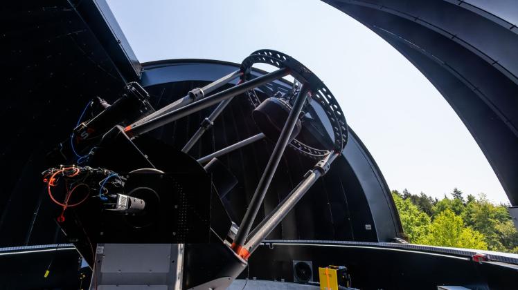 Mit diesem neuen Teleskop wollen Forschende auch kleinen Schrott im Weltraum finden. Foto: Philipp von Ditfurth/dpa