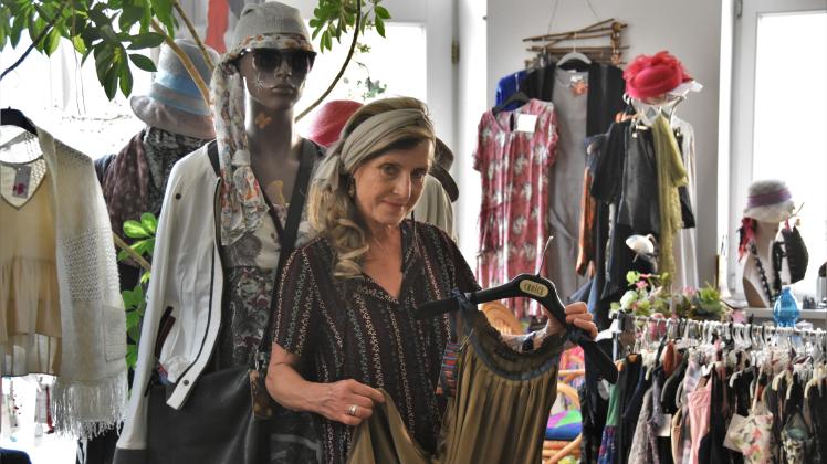 Kerstin Korngiebel verkauft in ihrem Geschäft Magda & Vintage in der Rostocker Altstadt nicht nur Mode sondern auch Kunst.