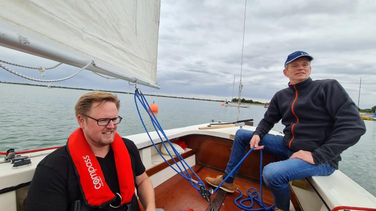 Christian Epping (links) und Ludger Ströer segeln auf dem Speicherbecken.
