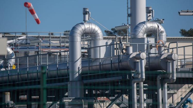 ARCHIV - Rohrsysteme und Absperrvorrichtungen in der Gasempfangsstation der Ostseepipeline Nord Stream 1. Foto: Stefan Sauer/dpa/Archivbild