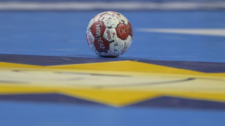 ARCHIV - Ein Spielball liegt auf dem Hallenboden. Foto: Soeren Stache/dpa-Zentralbild/dpa