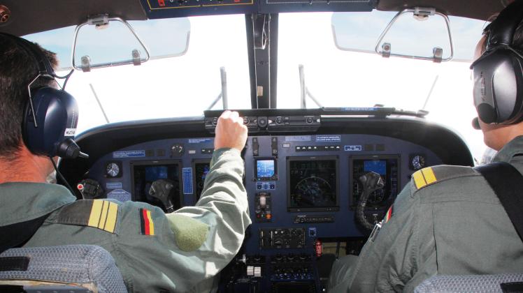 Blick ins Cockpit nach dem Start  des  Ölüberwachungsfluges  aus  Cuxhaven