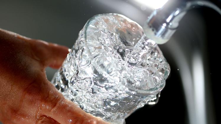 ARCHIV - Ein Glas wird mit Wasser gefüllt. Foto: picture alliance / dpa / Symbolbild