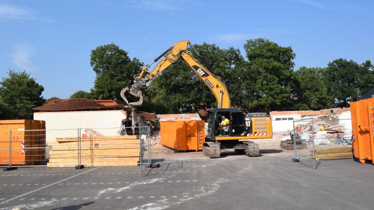 Zum Ende dieser Woche wird das alte Gebäude des ehemaligen Jibi-Marktes an der Osnabrücker Straße komplett abgerissen sein.