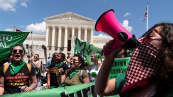 Befürworter des liberalen Abtreibungsrechts demonstrieren im Juni vor dem Obersten Gerichtshof in Washington. Foto: Jose Luis Magana/FR159526 AP//dpa