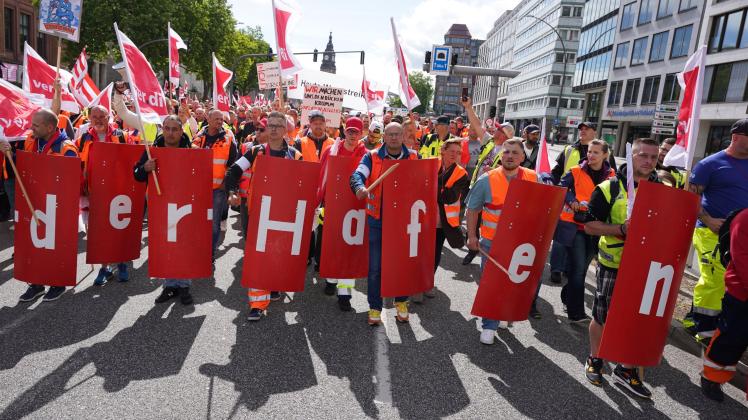 Hamburg - Demonstration der Hafenarbeiter