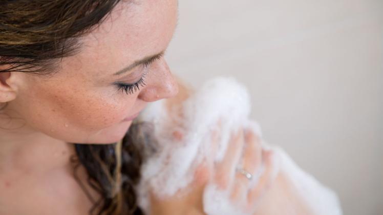 ILLUSTRATION - Fruchtig-frisch duftende Duschgele machen die Zeit unter der Brause besonders angenehm. Doch manche Duftstoffe können allergische Reaktionen hervorrufen. Foto: Christin Klose/dpa-tmn