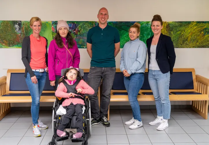 Olena Senko und ihre Tochter Viktoriia (zweite und dritte von links) freuen sich gemeinsam mit den HHO-Mitarbeitern Nina Wethkamp, , Florian Lidzba und Lisa Lux sowie Carola Bürsch von der Firma Gehrmeyer über den neuen Rollstuhl. 