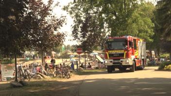 Neben Tauchern der DLRG und der Feuerwehr Oldenburg rückte auch die Freiwillige Feuerwehr Falkenburg an.