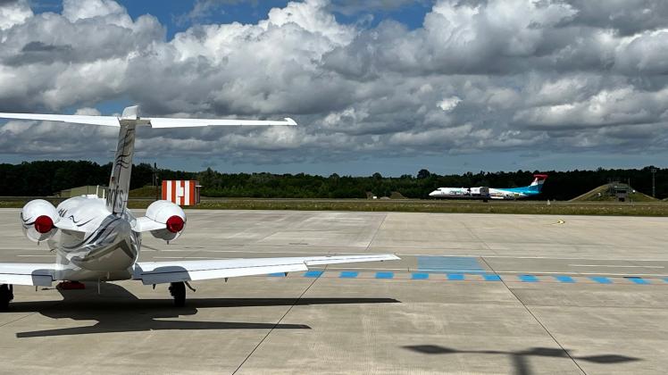 Blick aufs Rollfeld des Airport Rostock: Eine Luxair-Maschine startet pünktlich Richtung Luxemburg.