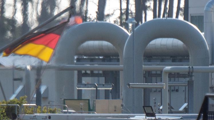 dpatopbilder - Rohrsysteme und Absperrvorrichtungen in der Gasempfangsstation der Ostseepipeline Nord Stream 1 sind zu sehen. Foto: Stefan Sauer/dpa